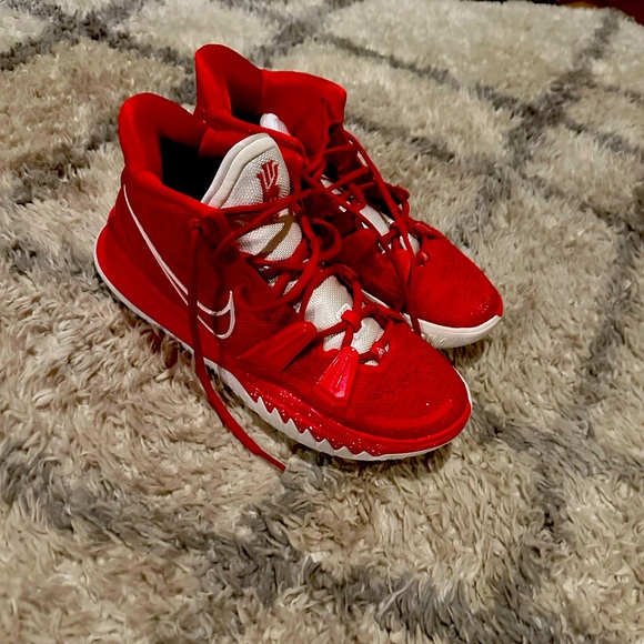 Nike kyrie irving basketball shoes